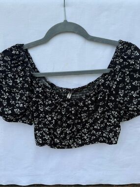 Black Floral Puff-Sleeve Crop Top with Square Neck